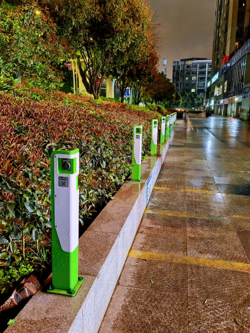 小区外两轮电瓶车充电站